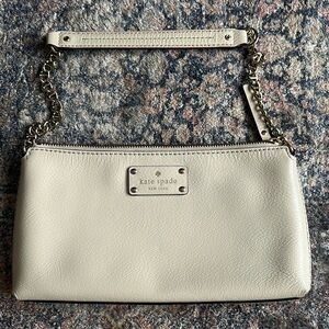 Shoulder bag, perfect summer color. Goes with everything. 10 wide x 6 high